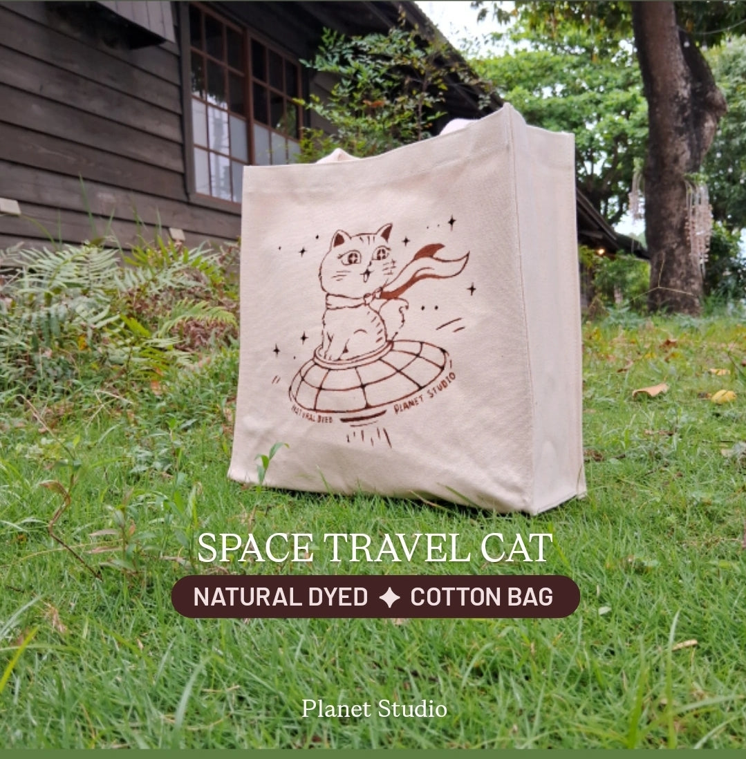 星紀貓飛行提袋 ✦ 星球草木染 Space Travel Cat ✦ Natural Dyed Cotton Bag