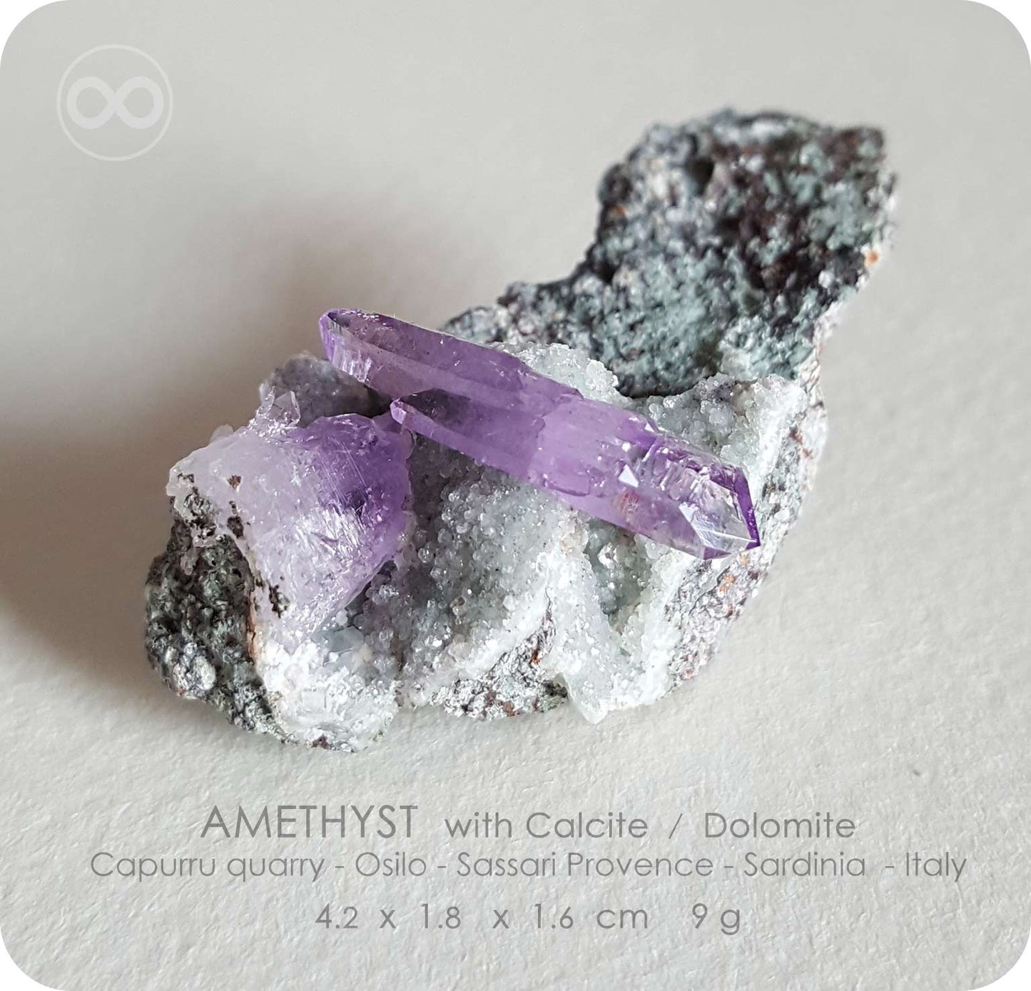 星紀圖 ♦ 紫水晶 :: 雙端細緻晶體 :: 母礦岩 :: 方解石 白雲石 共生 :: Sardinia Italy [ A07 ]