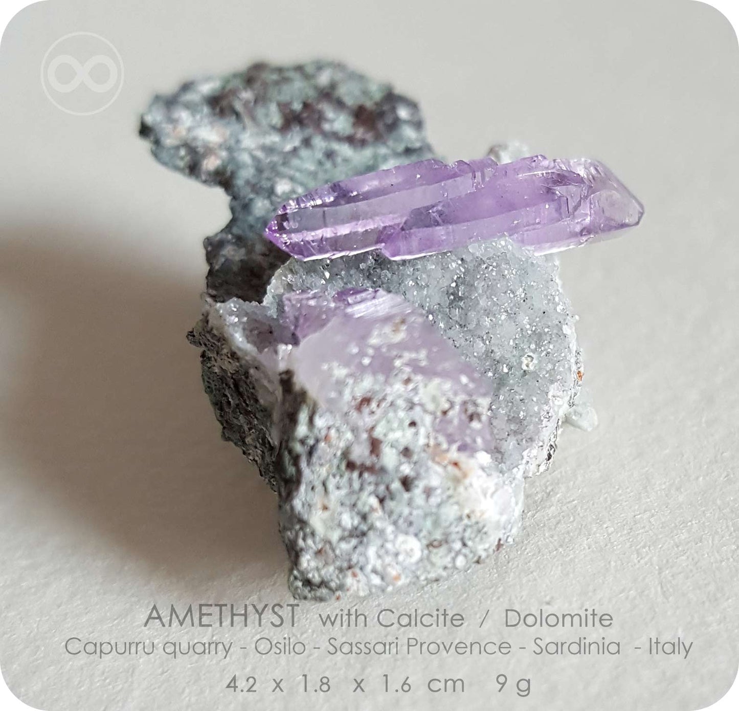 星紀圖 ♦ 紫水晶 :: 雙端細緻晶體 :: 母礦岩 :: 方解石 白雲石 共生 :: Sardinia Italy [ A07 ]
